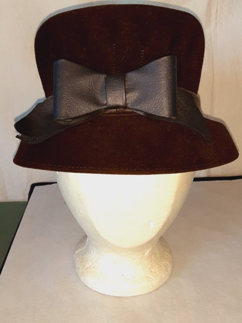 ANTIQUE 1920'S BROWN WOOL FELT CLOCHE WOMEN'S HAT WITH FAUX LEATHER BOW ITALY